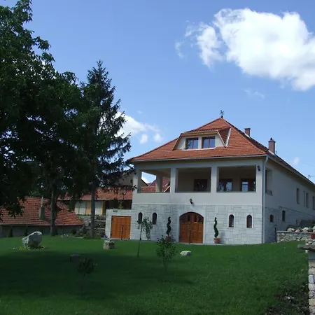 Simko Csaladi Pinceszet Es Panzio Bed & Breakfast
